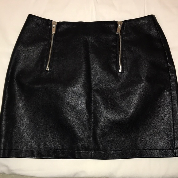 Forever 21 Dresses & Skirts - Forever 21 Faux Leather Skirt